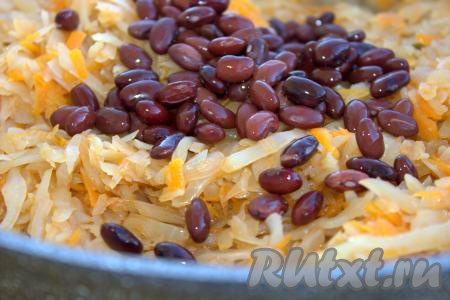 После того как капуста станет мягкой, добавить к ней отваренную фасоль, перемешать, если нужно, досолить. Тушить капусту с морковью и красной фасолью под закрытой крышкой на медленном огне минут 5, не забывая иногда перемешивать. Затем выключить огонь, дать овощам с фасолью настояться 10 минут.