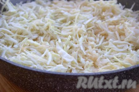 Далее в сковороду выложить нарезанную капусту.