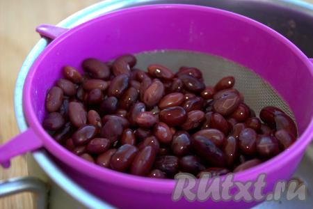 Готовую красную фасоль откинуть на сито (или на дуршлаг), чтобы стекла лишняя жидкость.