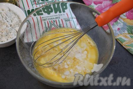 В яичную смесь влить ряженку, перемешать венчиком.