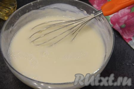 Затем тонкой струйкой, постоянно перемешивая венчиком, влить крутой кипяток.