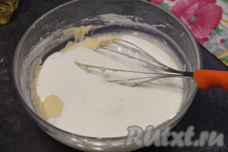 Перемешать блинное тесто венчиком, оно получится вязким и однородным. Влить кефир и ещё раз перемешать.