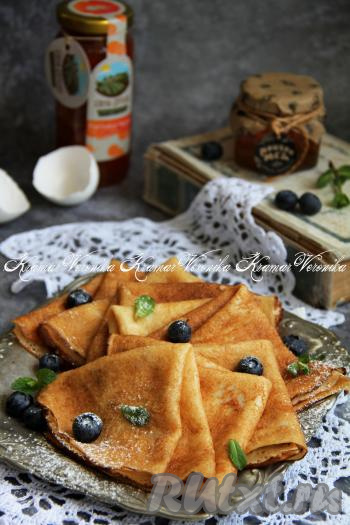 Вкусные, нежные блины, замешанные на ряженке и кефире, подать к столу со сметанкой, вареньем или мёдом.