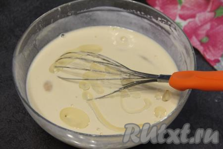 Влить 2 столовых ложки растительного масла, перемешать и оставить блинное тесто на 15 минут "отдохнуть". Тесто получится не жидким, но и густым оно не будет.&nbsp;