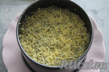 Яичные желтки натереть на мелкой тёрке и выложить поверх салата. Поставить салат в холодильник на пару часов.