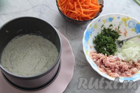 Нанести на белки сеточку из майонеза и слегка утрамбовать. Тунца достать из масла и размять вилкой. Лук и укроп мелко нарезать. Соединить тунца, лук, укроп в тарелке, перемешать.