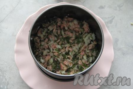 Поверх белков выложить тунца, смешанного с луком и укропом, разровнять.