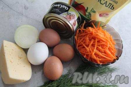 Подготовить продукты для приготовления салата с тунцом и корейской морковью. Заранее сварить яйца вкрутую (то есть с момента закипания воды отварить их в течение 10 минут), затем остудить, поместив в холодную воду, и очистить. Укроп вымыть, немного обсушить. Почистить половину луковицы. Если полоски моркови очень длинные, тогда разрежьте их на несколько частей.