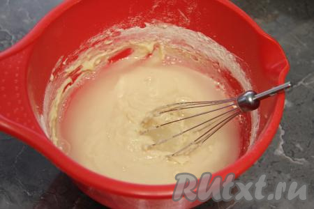 Тонкой струйкой влить горячую воду, непрерывно перемешивая венчиком. Затем добавить 1 столовую ложку растительного масла, перемешать. Тесто для блинов получится средней густоты, похожим на кефир.