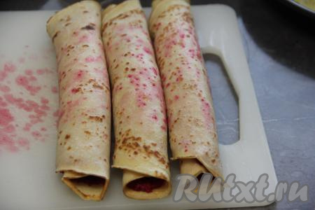 Свернуть каждый блин с начинкой в плотный рулет.