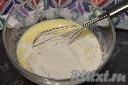 Затем всыпать просеянную муку, ещё раз перемешать венчиком до получения однородного блинного теста.