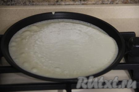 Сковородку хорошо разогреть, смазать растительным маслом, уменьшить огонь до среднего, влить немного теста, распределяя его по дну сковороды.