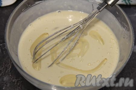 Тонкой струйкой, постоянно помешивая, влить горячую воду. Перемешать и влить растительное масло. Ещё раз блинное тесто перемешать и оставить минут на 10. Тесто для этих тонких блинов должно получиться не густым, но и льющимся, как вода, оно быть не должно.