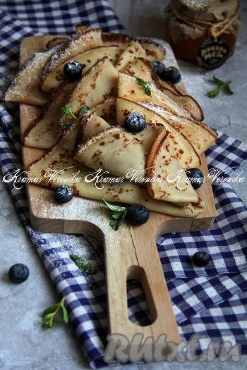 Вот такие тонкие, эластичные, бархатистые блины, замешанные на кефире и воде с яйцом, получились. Угощайтесь!