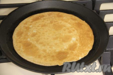 Выпекать блин с двух сторон до золотистого цвета, затем переложить его на тарелку. Один за другим пожарить все блинчики. По мере необходимости можно смазывать сковороду маслом, но тут всё индивидуально и зависит от качества вашей сковороды. Также необходимо периодически перемешивать блинное тесто, чтобы не застаивалось.