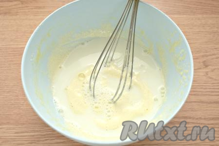 Желтки взбиваем с сахаром миксером так, чтобы сахар растворился и получилась белая масса. В эту массу вливаем молоко комнатной температуры и перемешиваем миксером.