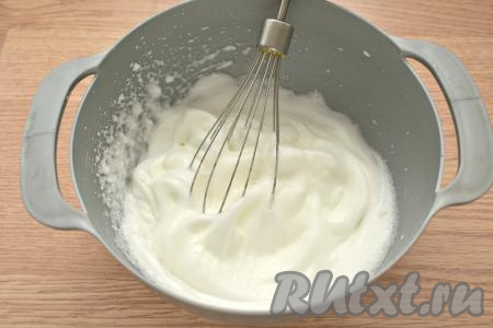 Достаём из холодильника белки, всыпаем к ним щепотку соли и миксером взбиваем до устойчивой белой массы.