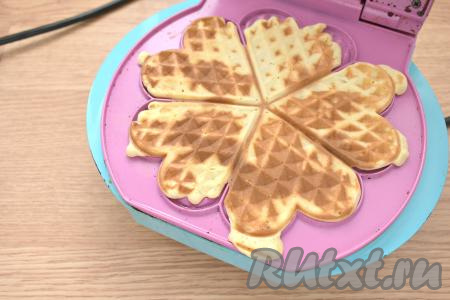 Панель электровафельницы, при необходимости, смазываем растительным маслом и разогреваем. Выкладываем в центр 2 столовые ложки бисквитного теста. Накрываем второй панелью и выпекаем вафли 3-4 минуты (ориентируйтесь на свойства вашей техники). Постепенно выпекаем все вафельки. Из предложенного количества ингредиентов у меня получилось 35 бисквитных вафель.