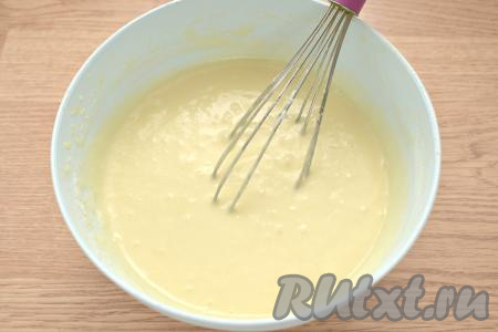 Тесто для бисквитных вафель должно получиться нежным, не очень густым.