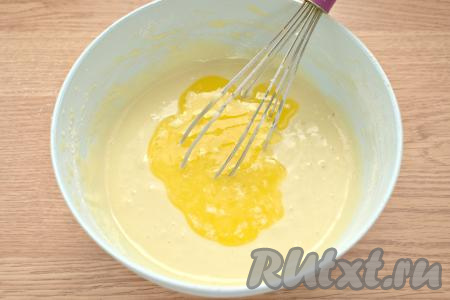 В тесто добавляем заранее растопленное и остуженное сливочное масло, перемешиваем венчиком тесто для вафель.