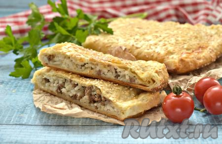Пирог из слоёного теста с рисом и фаршем 