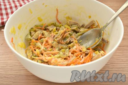 Перемешиваем салат, пробуем, если нужно, подсаливаем и перчим.