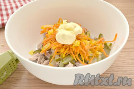 Заправляем салат "Обжорка" майонезом, добавляем пропущенный через пресс чеснок.