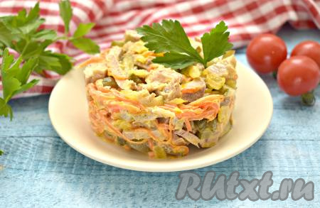 Вкусный, аппетитный салат "Обжорка", приготовленный со свининой и солёными огурцами, сначала охлаждаем в холодильнике в течение минут 20, а затем подаём к столу.