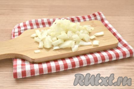 Заранее отвариваем свинину (мне на варку потребовалось с момента закипания воды чуть больше часа), даём остыть. Очищаем лук, нарезаем его на средние кусочки.