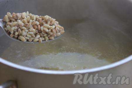 Затем добавить в кастрюлю перловую крупу, дать закипеть, после этого варить на небольшом огне 30 минут.