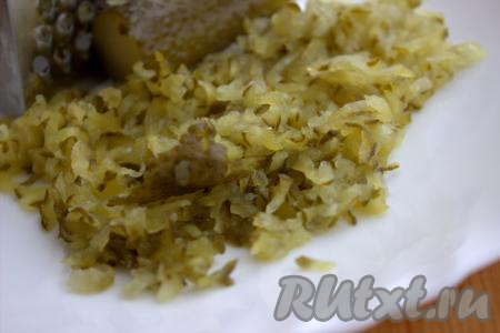 Солёные огурцы натереть на средней тёрке.