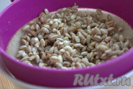 По истечении 5-6 часов перловка набухнет, переложить её в сито, хорошо промыть чистой водой, дать лишней воде стечь.