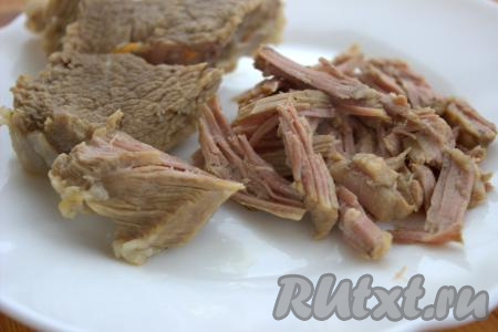 Отделить остывшую говядину от костей, нарезать на небольшие кусочки и вернуть в бульон.