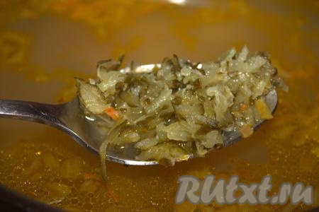 В суп с перловкой и говядиной добавить лавровый лист, натёртые огурцы, довести до кипения. Посолить рассольник по вкусу (учитывая солёность огурцов), приправить специями и варить на медленном огне 5 минут, затем убрать с огня. Для того чтобы суп приобрёл более насыщенный вкус, дать ему настояться под крышкой в течение 10-15 минут.