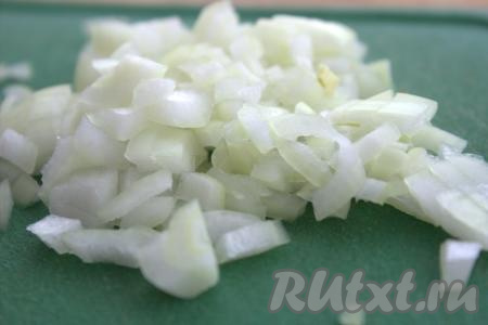 Очищенную луковицу мелко нарезать, переложить в сковороду с растительным маслом. Обжарить лук, иногда помешивая, на среднем огне до прозрачности (на это потребуется минуты 3-4).