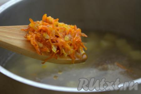 Когда перловка и картошка станут достаточно мягкими (то есть проварятся вместе минут 20), переложить в кастрюлю обжаренные овощи.