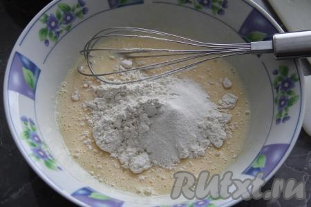 В смесь сгущёнки и яйца всыпать муку и разрыхлитель, перемешать тесто, оно получится не густым.