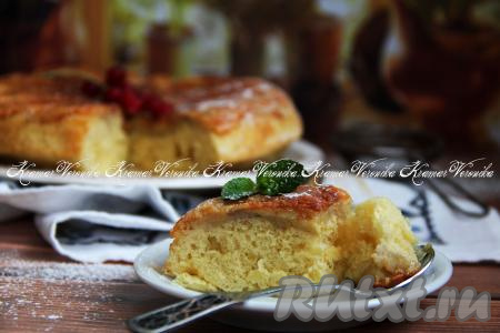 Воздушный, вкусный, крупнопористый пирог, приготовленный с бананами и сгущёнкой, нарезать на кусочки и подать к столу.