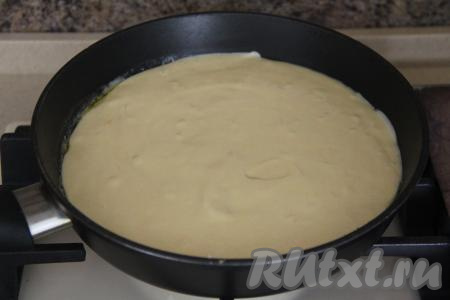 Вылить тесто сверху.