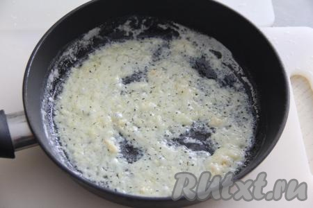 В сковороду (я готовила в сковороде диаметром 22 сантиметра) влить 50 миллилитров сгущённого молока и выложить сливочное масло. Поставить сковороду на средний огонь и довести, иногда помешивая, до полного растворения масла, потомить на небольшом огне пару минут.