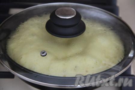 Накрыть сковороду крышкой, готовить пирог с бананами и сгущёнкой на медленном огне минут 20.