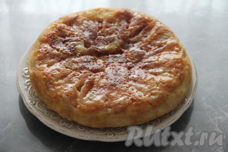 Поверхность пирога будет светлой, но сухой. Во время выпекания на сковороде пирог не переворачивать. Готовый пирог сразу перевернуть на плоскую тарелку (для этого просто накройте сковороду подходящей по диаметру плоской тарелкой, переверните сковороду и пирог окажется на тарелке), дать остыть.