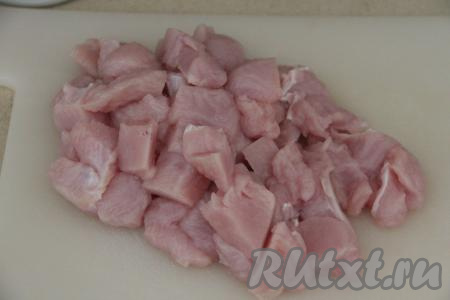 Филе индейки промыть, немного обсушить и нарезать на кубики размером 2х2 сантиметра. Луковицу очистить.