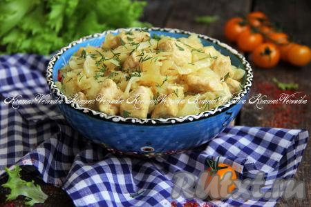 Капусту, тушёную с кусочками индейки, разложить из чаши мультиварки по тарелкам и в горячем виде подать сытное, вкусное блюдо к столу.