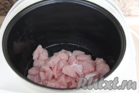 Влить в чашу мультиварки растительное масло, выставить режим "Жарка" и выложить индейку. Обжаривать индейку, периодически помешивая, до изменения цвета со всех сторон.