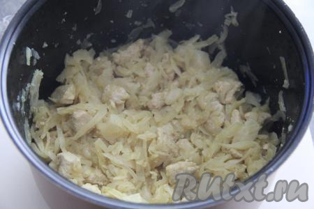 Готовить капусту с кусочками индейки до звукового сигнала.