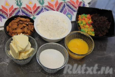 Подготовить продукты для приготовления миндального кулича. Сливочное масло для замешивания теста нужно достать заранее, чтобы оно согрелось до комнатной температуры и стало мягким. Изюм заранее промыть горячей водой и обсушить на полотенце.