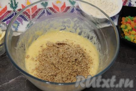 Миндаль (у меня - поджаренный миндаль) измельчить в мелкую крошку при помощи измельчителя. Добавить миндальную крошку или миндальную муку в яично-дрожжевую массу.