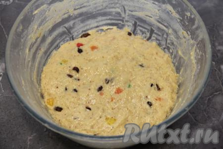 Добавить изюм и цукаты, перемешать. Оставить тесто в миске, накрыть плёнкой и убрать часа на 1,5 в тёплое место.