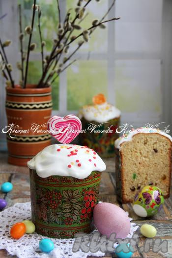 Покрыть остывшие куличи глазурью и украсить по желанию.